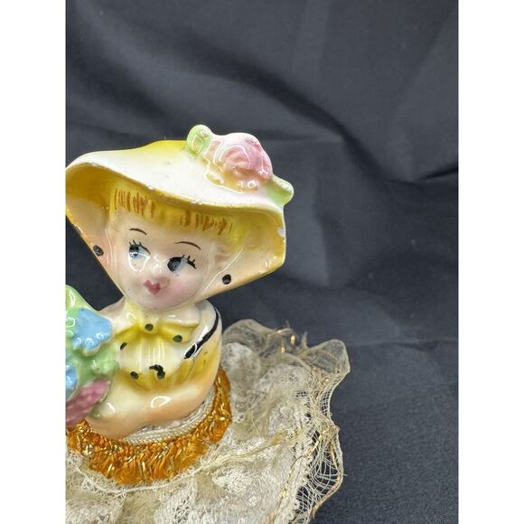 Vintage Ceramic Japan Figurine Southern Belle Bouquet & Lace Cloth Dress - Picture 2 of 9